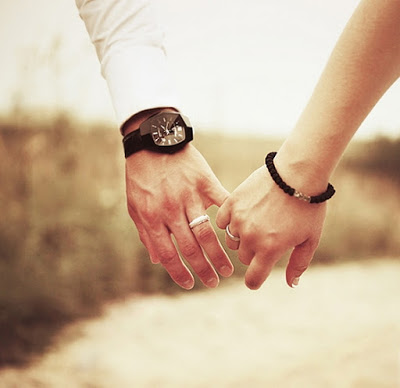 Cách nắm tay tiết lộ gì về tình yêu của hai người